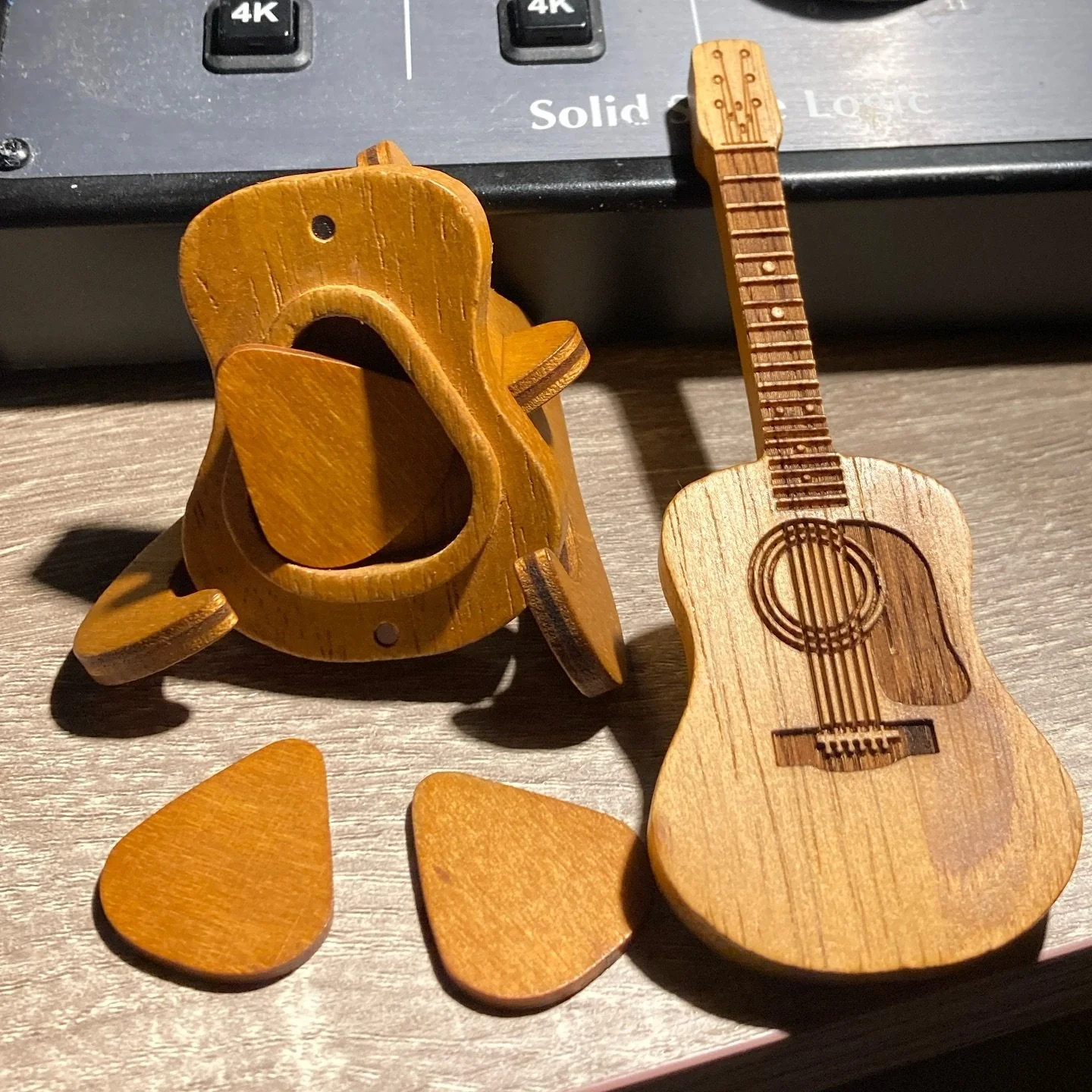 Natural Wood Guitar Pick Holder Case - Mini Acoustic Design for Musicians, Perfect Gift Idea - Image 6
